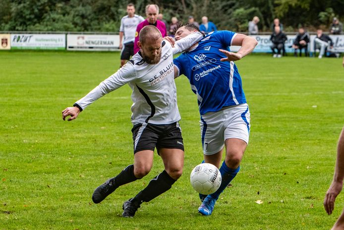 Eefde-speler Dennis Nijveld gaat niet zachtzinnig te werk in duel met Dennis van Zadelhoff van Eerbeekse Boys.