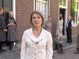 De Kloosterstraat in Oisterwijk, een beeld uit de documentaire. Prominent in beeld is Marya Hüsstege. Ze vertelt het verhaal.