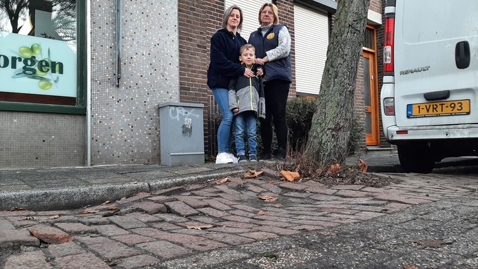 Liset (re), Liesbeth Heijnen en Djorden in de Burgerhoutsestraat in Roosendaal. Op de voorgrond een van de vele beschadigde parkeerplaatsen.