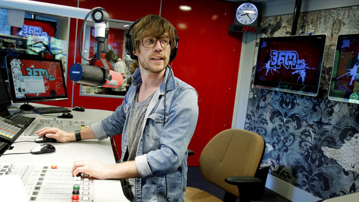 Giel Beelen neemt het op voor radiodj