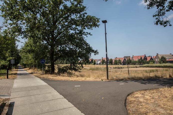 Het fietspad (Kaldersedijk) langs het Eindhovens Kanaal tussen Brandevoort en Mierlo. Tussen het fietspad en de huizen ligt de beoogde strook voor het ondergrondse vervoer van gevaarlijke stoffen.