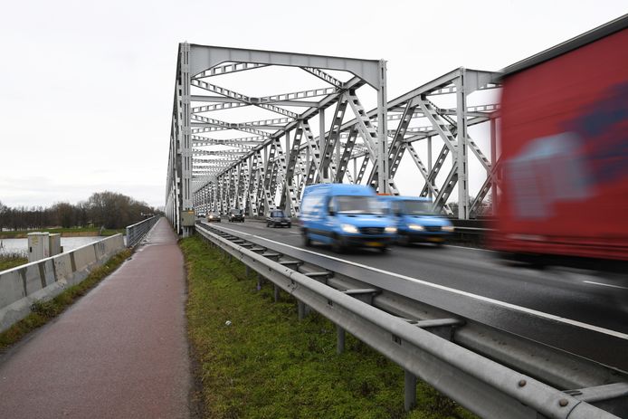 De Keizersveerse Brug over de Bergsche Maas.