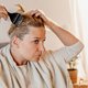 Uitgeschoten met de haarverf? Zo krijg je het van je huid
