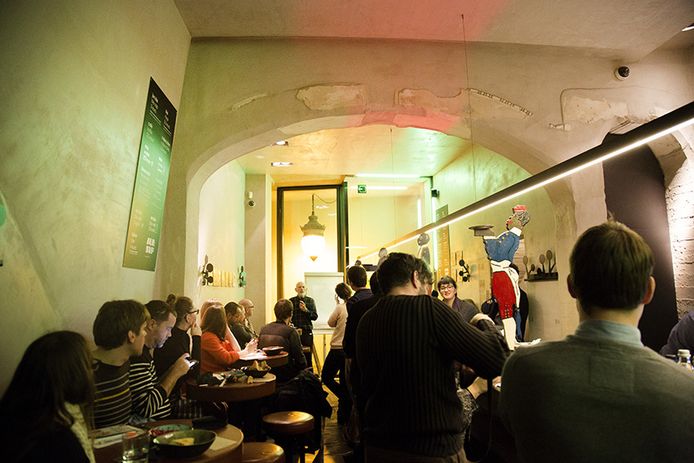 Huisje vol bij de voorstelling van het project Pain Perdu in restaurant AUB.SVP.