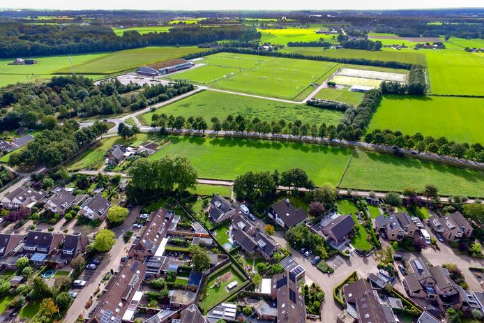 Sportcomplex Zuiderlaan bij Twello vanuit de lucht. Op een stuk gras tussen de Zuiderlaan en de hockeyvelden moet de nieuwe brandweerkazerne komen.