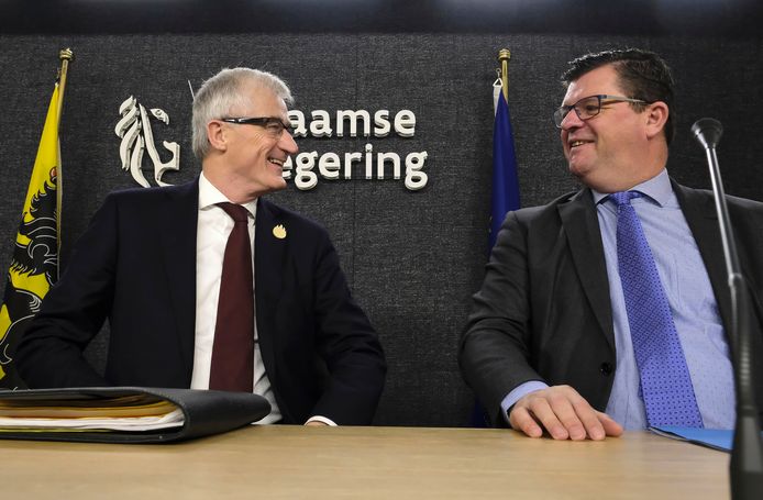 Vlaams minister-president Geert Bourgeois (N-VA) en Vlaams minister van Begroting Bart Tommelein (Open Vld).