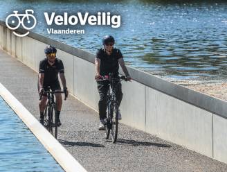 Stijn Vlaeminck fietst door het water in Bokrijk met Koen Buyse en politiek gezelschap 