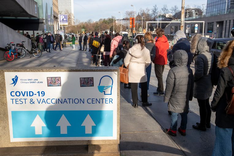 Mensen schuiven aan bij het test- en vaccinatiecentrum Pacheco in Brussel. Beeld BELGA
