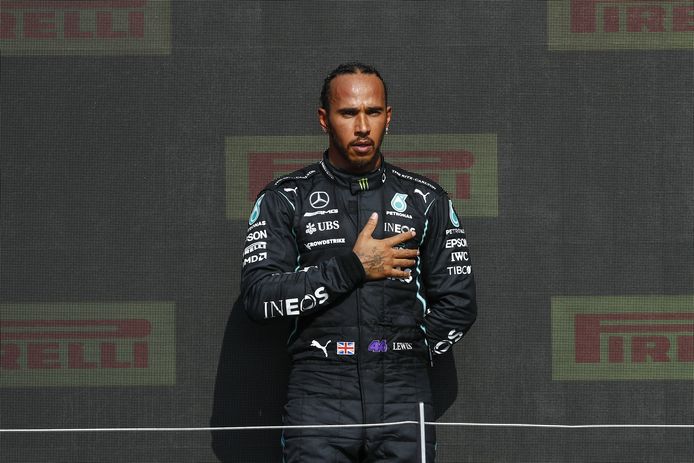 Impliqué dans un crash avec Max Verstappen dimanche, Lewis Hamilton fait depuis face à de nombreuses insultes racistes sur les réseaux sociaux.