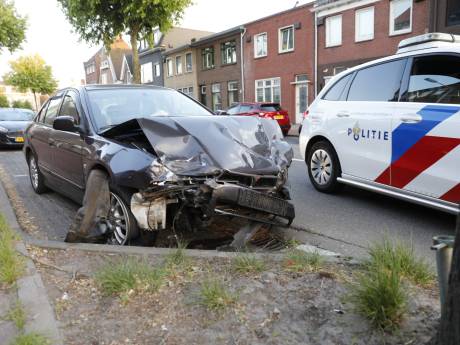 Automobilist botst tegen meerdere geparkeerde auto's tijdens dollemansrit in Roosendaal