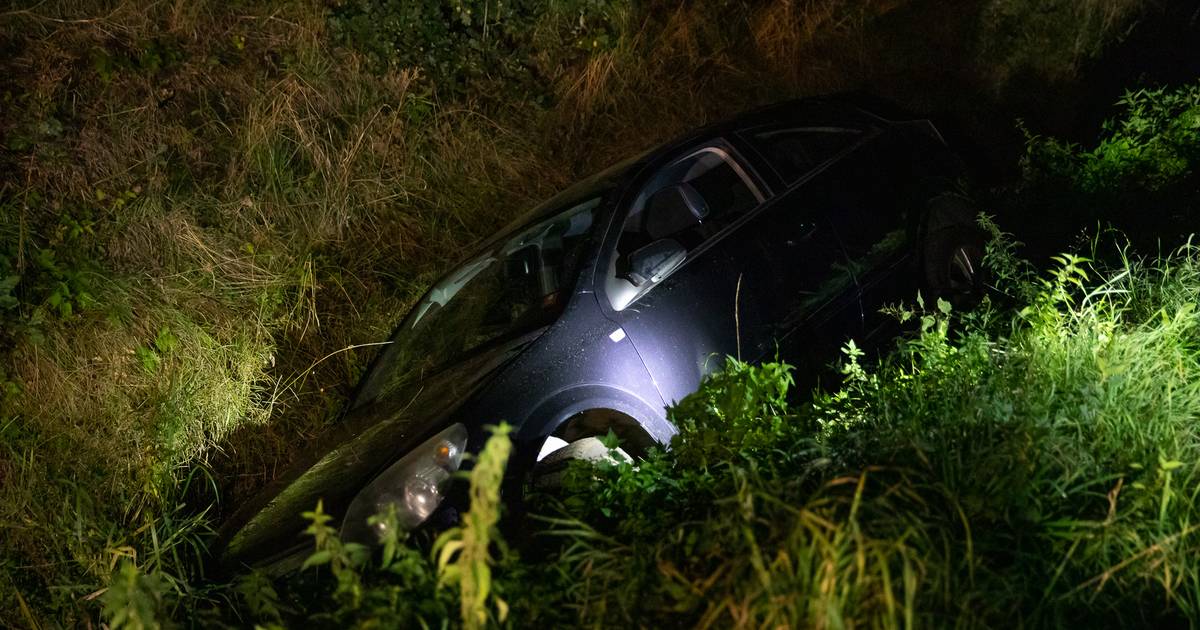 Auto belandt in sloot langs weg in Zegge, bestuurder spoorloos - Provinciale Zeeuwse Courant