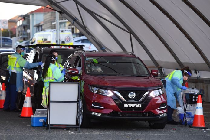 Mensen laten zich testen in een drive-in-testcentrum in Sydney.