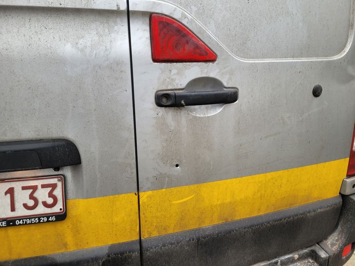De schade aan de bestelwagen van DSS Construct in de Moerdijkstraat in Ichtegem. De werkwijze is steeds dezelfde: een gaatje boren door de carrosserie tot in het slot.