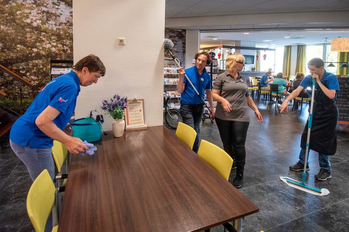 Carolien, Tim en Michael maken, onder leiding van Jolande (bruin shirt), de boel schoon in verpleeg- en verzorgingshuis Sint Jozef.