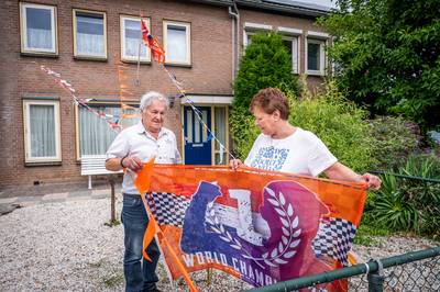 Petra en Arie van Leur vlaggen ook voor de Leeuwinnen: ‘Toch raar dat er in winkels niet eens vlagge