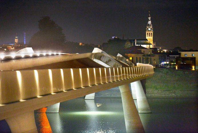 De Promenadebrug in het Rivierpark van Lent met zicht op de Nijmeegse Sint Stevenstoren.