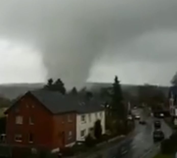 Een tornado beschadigde zo'n dertig woningen in Roetgen, vlakbij de Nederlandse grens.