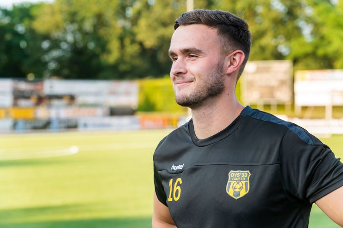 Frenkie Overmars, de zoon van Marc, wil komend seizoen als linksback zijn plaats veroveren bij DVS'33.
