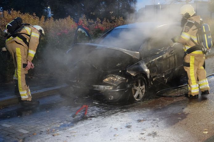 Op een parkeerplaats aan de Langewijk in Dedemsvaart vloog donderdagmiddag een auto in brand.