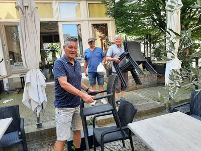 Veiling café De Buurman in Hengelo: 40 stoeltjes en twaalf tafels voor 1200 euro