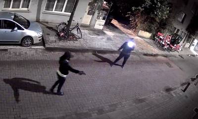 Beelden van bewakingscamera tonen hoe twee mannen gevel in Antwerpen beschieten én alles zelf filmen