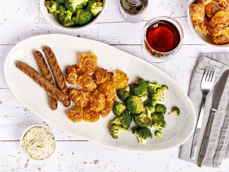Wat Eten We Vandaag: Krokante Parmezaan aardappeltjes met chipolata worstjes