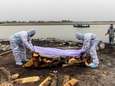 Des dizaines de corps présumés morts du coronavirus s'échouent sur les rives du Gange