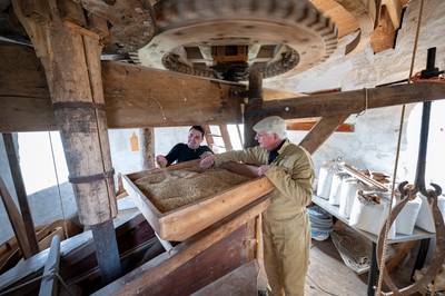 Leerling Victor helpt molenaar Rob dat de molen niet aftakelt: ‘Met mijn vader op de fiets veel mole