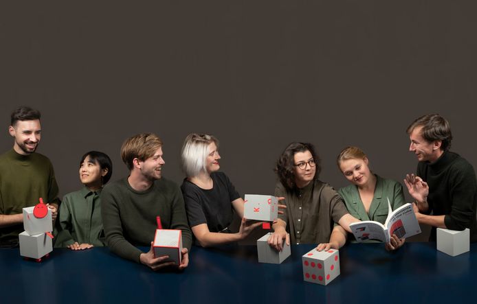 Foundation We Are. V.l.n.r.: Lucandrea Baraldi, Daeun Lim, Bernhard Lenger, Karen van Luttervelt, Kornelia Dimitrova, Hannah van Luttervelt, Maxime Benvenuto