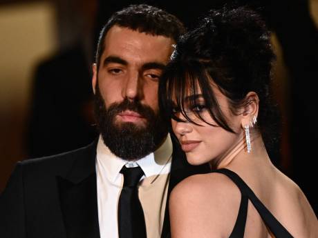 À Cannes, Dua Lipa officialise sa relation avec le cinéaste français Romain Gavras