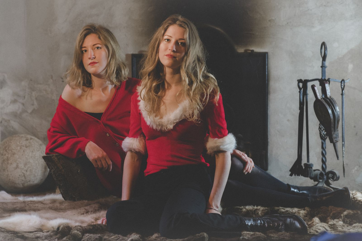 De tweelingzusjes Loes (achter) en Renée Wijnhuizen. Beeld Sanja Marusic