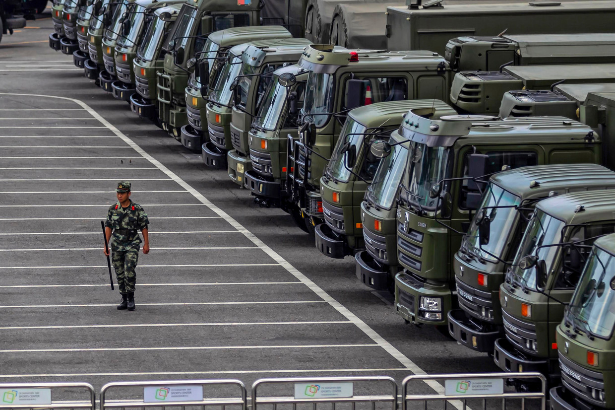 China heeft in Shenzhen militair materieel klaarstaan, op 25 kilometer van de grens met Hongkong  Beeld EPA