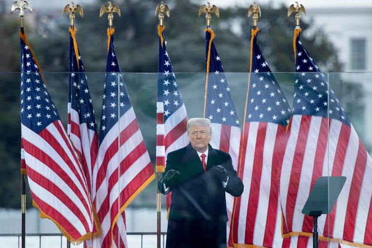 Donald Trump voor het Witte Huis in Washington. Hij is niet meer welkom op Twitter. Beeld AFP