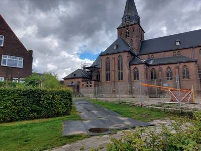 5000 euro boete als bouwhekken rondom Stampersgatse kerk niet verzet worden