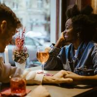 Hoe moet dat nu weer, flirten? ‘Wees chill: dat is misschien wel mijn beste tip’
