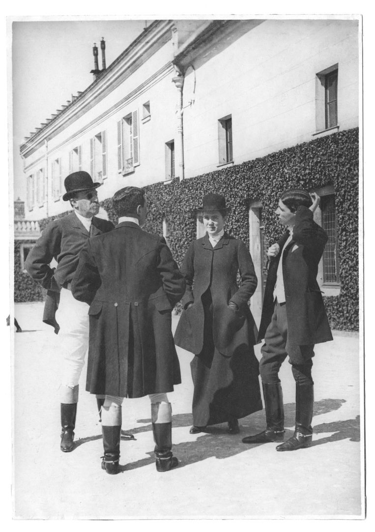 De familie Camondo in rijkostuum, Aumont 1910. Beeld Brieven aan Camondo
