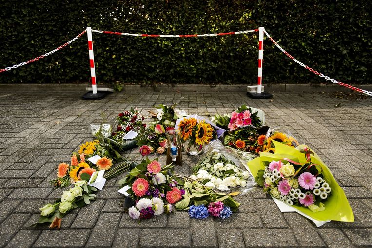Bloemen op de parkeerplaats van het TweeSteden ziekenhuis in Waalwijk waar verpleegkundige Linda uit Zevenbergen werd doodgeschoten. Beeld anp
