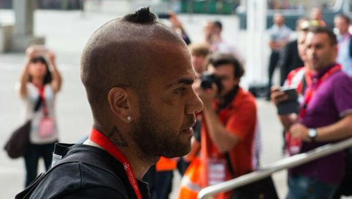 dani alves voetbalt met drol op zijn