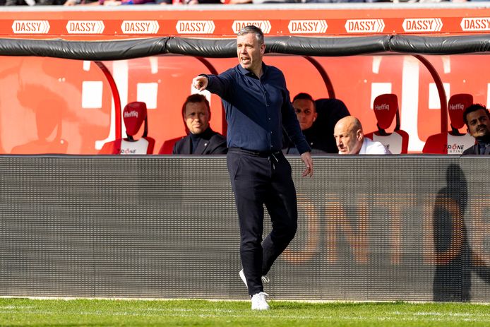 De positie van trainer René Hake bij FC Utrecht is steeds onzekerder.
