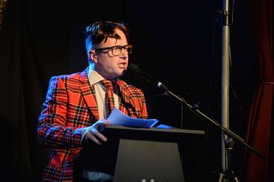 De Grote Goorse Kerstrevue is liever laagdrempelig dan hoogpolig