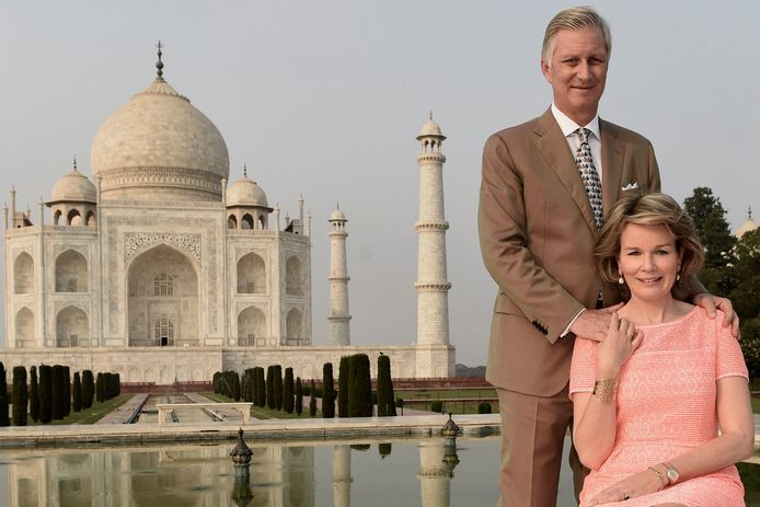 Het Belgische vorstenpaar koning Philippe en koningin Mathilde poseren bij de Taj Mahal tijdens hun staatsbezoek aan India in november.