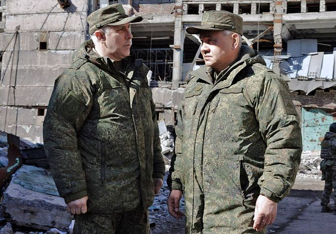 Rustam Muradov (L) met de Russische minister van Defensie Sergei Shoigu (R).