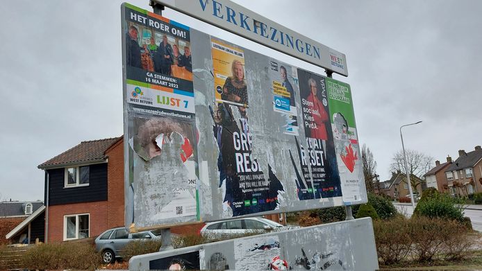 Postervandalen hebben het op de posters van D66 gemunt.