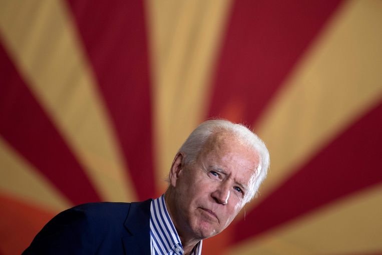 Joe Biden, met in de achtergrond de vlag van de staat Arizona. Martin Wolf ('Financial Times'): 'President Biden zal Europa vragen: wat is jullie China-beleid nu eigenlijk?' Beeld AFP