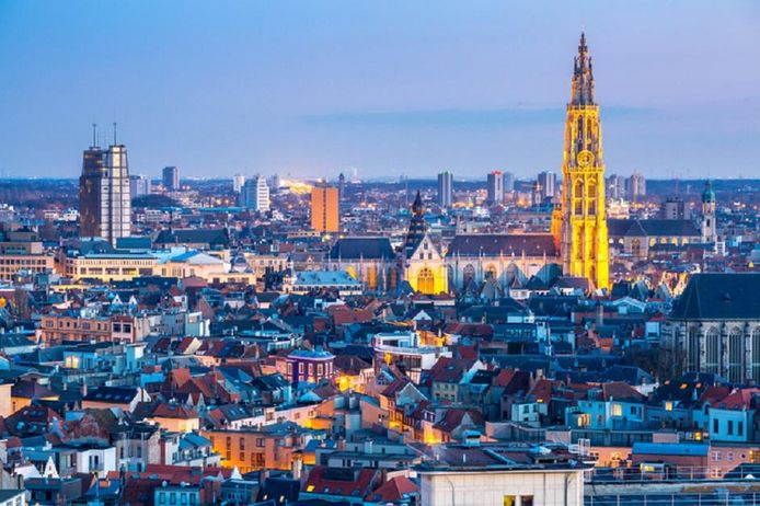 Ook in Antwerpen draait sociaal wonen vierkant: de Antwerpse huisvestingsmaatschappij ABC komt in opspraak: huurders klagen over slechte leefomstandigheden en woningen zouden onterecht zijn toegewezen aan personeelsleden.