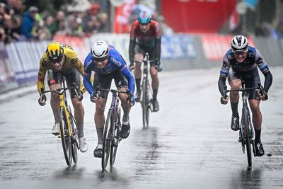 Olav Kooij grijpt in Brugge-De Panne net naast winst, Jasper Philipsen is de beste aanvallende sprinter
