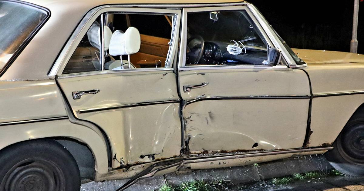 Oldtimer total loss bij botsing in Waalwijk.