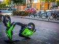 Een creatief geparkeerde deelscooter van Go Sharing in het centrum van Tilburg. Daar regent het klachten over foutparkeren van deze tweewielers, die binnenkort naar Roosendaal komen.
