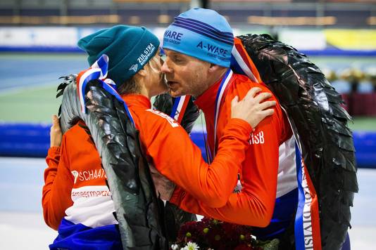 Arjan Stroetinga en Ireen Schouten feliciteren elkaar na het winnen van het KPN NK marathon op kunstijs begin januari