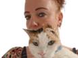 Begeleidster Mia Stegeman van de Twentse Zorgcentra met Spotje, de kat met één oor.